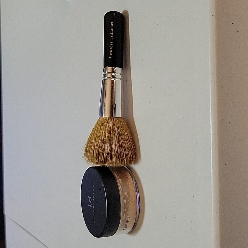 bareMinerals 1N Fairly Light Foundation Get all 3 bareMinerals Listings for $15